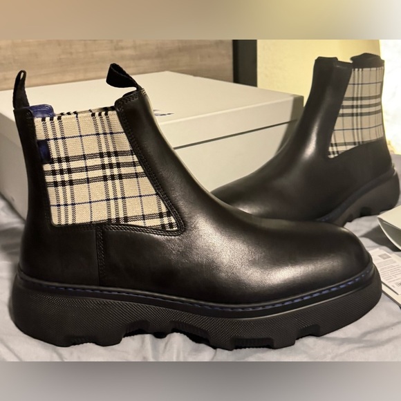 BURBERRY
Chelsea Boots/ Black with Blue Plaid Accent
Men’s EU 45 - Picture 4 of 14